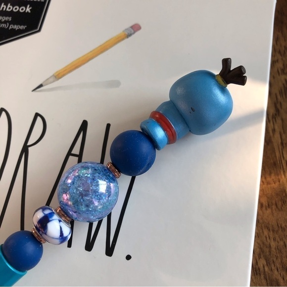 Disney Doorables: Olaf Retells: Aladdin: Genie handmade beaded pen - Picture 3 of 3